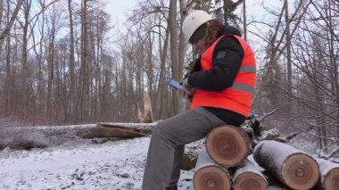 Oduncu tablet kırık tree yakınındaki ormanda kullanma