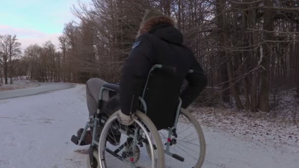 A kerekesszék fogyatékkal élő ember próbálja átlépni autópálya — Stock videók