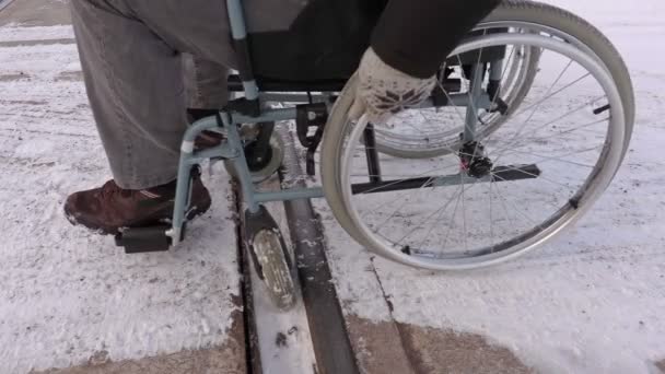Hombre discapacitado en silla de ruedas atascado en el ferrocarril — Vídeo de stock