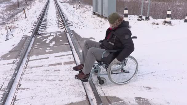 在轮椅上的残疾的男子试图穿过铁路道口 — 图库视频影像