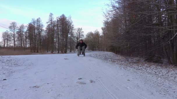 Handikappade mannen på rullstol bilresa ner från backen — Stockvideo