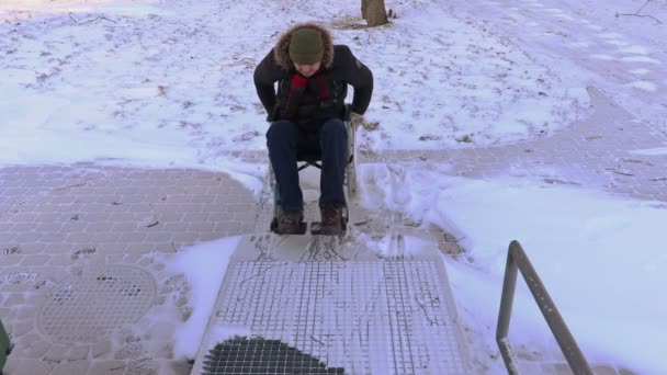 Postižený člověk na vozíku, snaží se řídit ke vchodu — Stock video