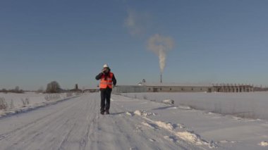 Telefon factory yakınındaki konuşurken alt