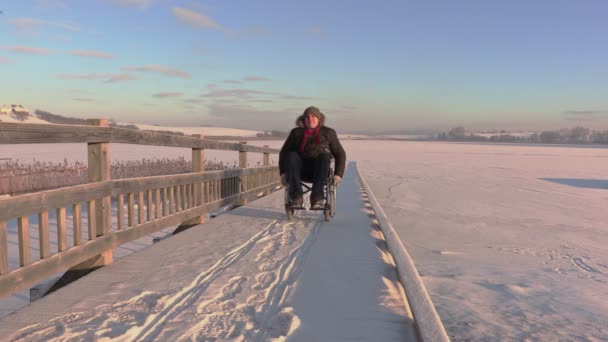 Инвалид на инвалидной коляске едет крупным планом — стоковое видео