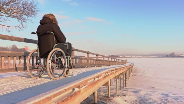 Hombre discapacitado en silla de ruedas beber café — Vídeos de Stock