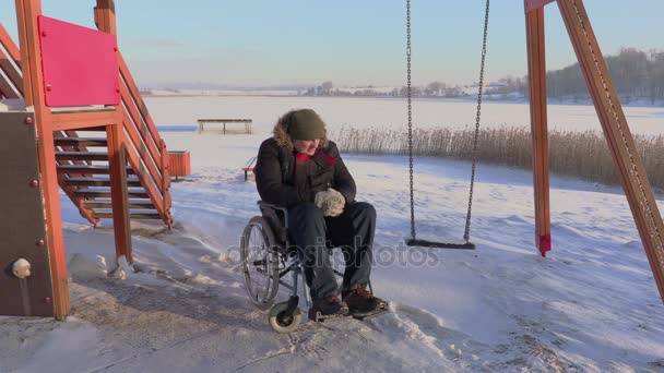 Людина з обмеженими можливостями на інвалідному візку плаче — стокове відео