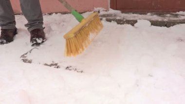Adam kapıyı yakınındaki kar temiz yolundan 