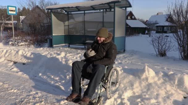 Ανάπηρο άνθρωπο σε αναπηρικό αμαξίδιο με tablet έλεγχος δρομολόγια λεωφορείων — Αρχείο Βίντεο