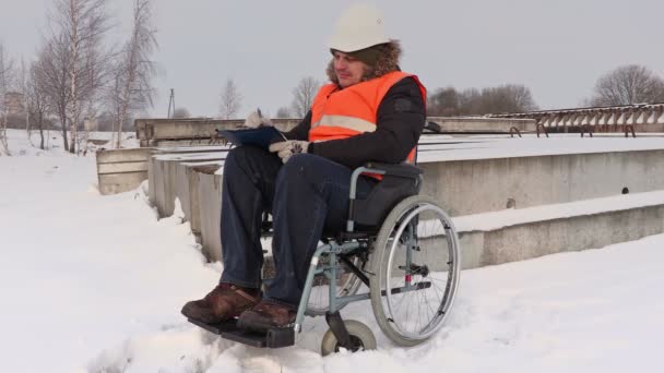 Fogyatékossággal élő munkavállaló a kerekesszék építési anyagok ellenőrzése — Stock videók