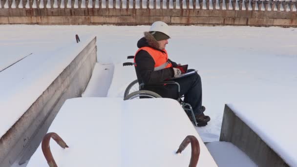 Με αναπηρία εργαζόμενος σε αναπηρικό αμαξίδιο εμφανίζονται αντίχειρα — Αρχείο Βίντεο