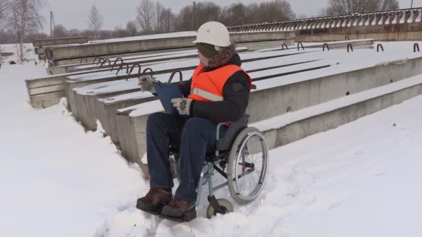 Άτομα με ειδικές ανάγκες εργαζόμενος μιλάμε με αναπηρικό καροτσάκι — Αρχείο Βίντεο