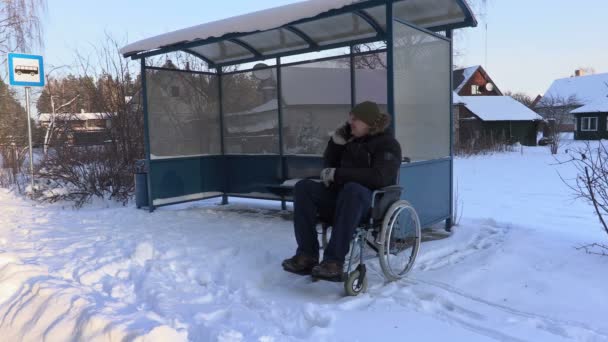 Людина з обмеженими можливостями на інвалідному візку розмовляє по телефону — стокове відео