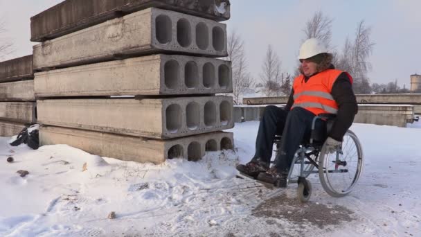 驾驶和写作的轮椅上的残疾的工人 — 图库视频影像