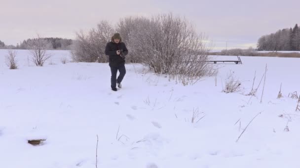 Muž s profesionálním fotoaparátem — Stock video