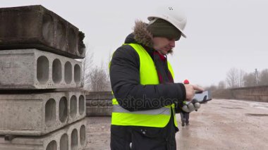 Tablet ve profesyonel fotoğraf makinesi kullanarak İnşaat Mühendisleri 
