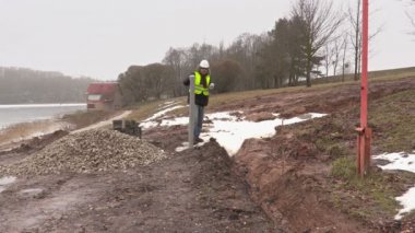 İşçi açmanın, plastik boru ile