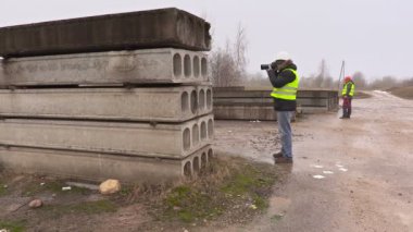 İnşaat mühendisi profesyonel fotoğraf makinesi üzerinde fotoğraf çekmek
