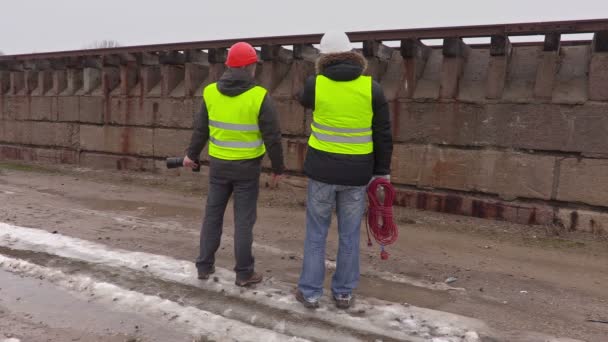 Construction engineers talking near wall — Stock Video