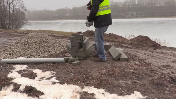 Munkavállaló padlóburkoló téglát válogatás — Stock videók