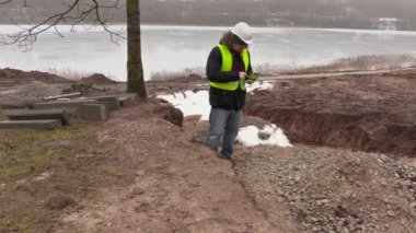 Tablet Pc kullanma ve hendek yürüme inşaat mühendisi