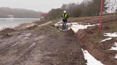 İnşaat mühendisi siper yakınındaki profesyonel fotoğraf makinesinde fotoğraf çekmek 