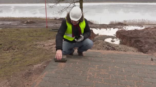 Ingeniero de construcción tomar fotos del pavimento — Vídeo de stock