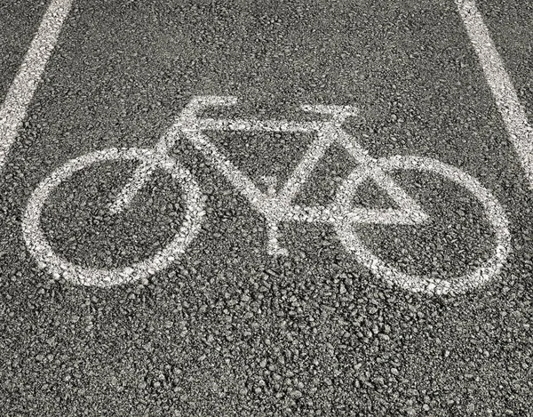 Bicicleta assinar close-up no asfalto — Fotografia de Stock