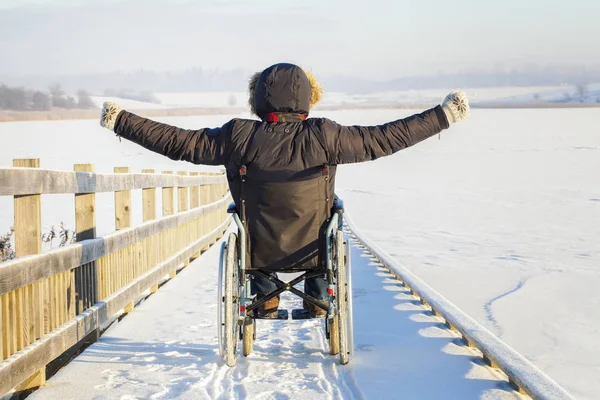 Heureux homme handicapé en fauteuil roulant — Photo