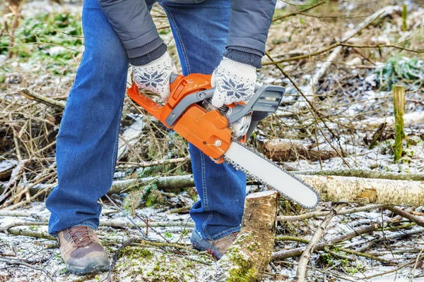 Lumberjack using chainsaw in forest — Stock Photo, Image