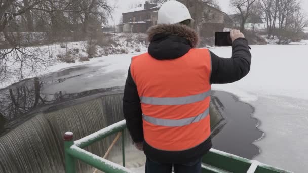 Mérnök képeket Tablet a floodgate közelében — Stock videók