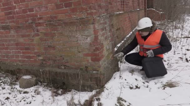 Bouwen inspecteur bakstenen op oude gebouw controleren — Stockvideo