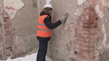 Eski duvarının yakınında taşlama aracı kullanarak Oluşturucu 