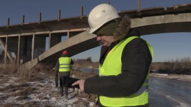 Tablet Pc Köprüsü yakınlarında ile mühendis