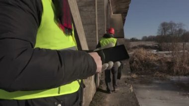 Köprünün altında Tablet Pc kullanma mühendisi 