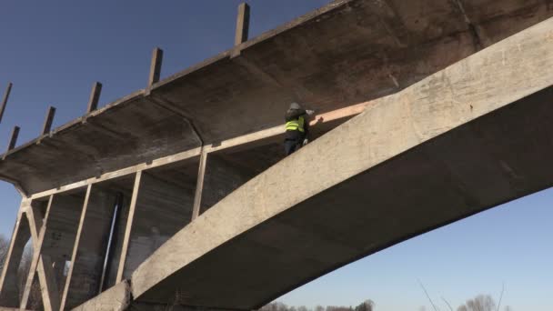 Μηχανικός στη γέφυρα μιλώντας με εργάτη — Αρχείο Βίντεο