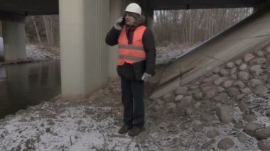 Köprü altında telefonda konuşurken mühendisi