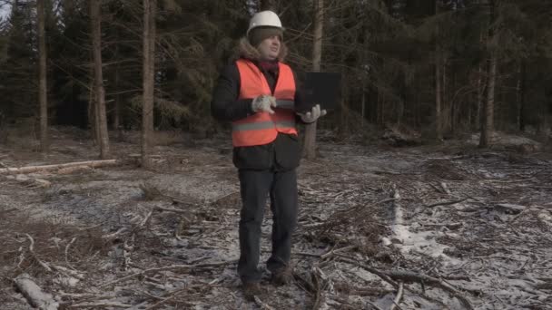 Holzfäller benutzen Laptop und gehen davon — Stockvideo