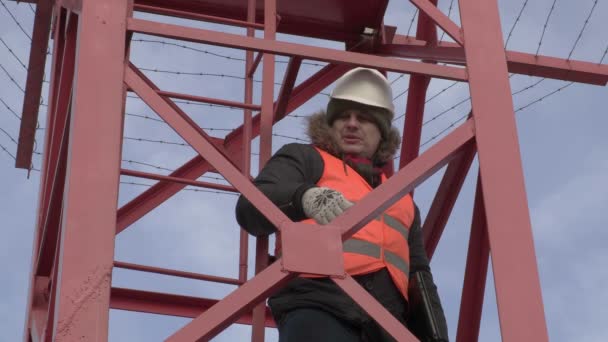 労働者と話しているタワーでエンジニアします。 — ストック動画