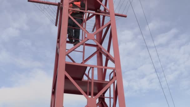 Ingeniero en la torre de llamada para los trabajadores — Vídeos de Stock