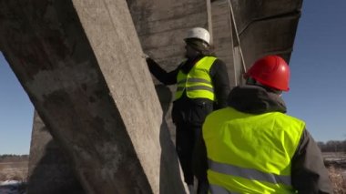 Köprünün altında söz işçi