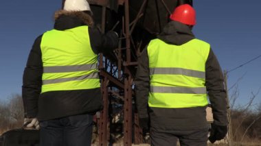 Çalışan mühendis metal tankları yakınındaki talimatları almak 