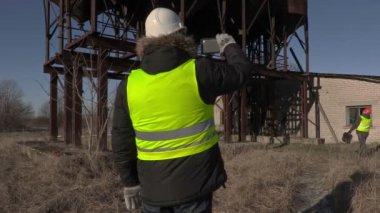 İşçi tablet metal tankları yakınındaki fotoğraf çekmek