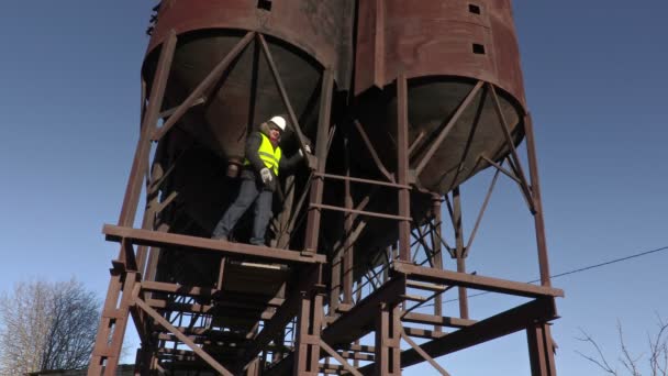 Arbeiter bekommen verstellbaren Schraubenschlüssel an Metalltanks — Stockvideo