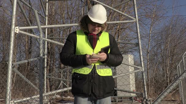 Arbetare räknar pengar och prata på telefon — Stockvideo