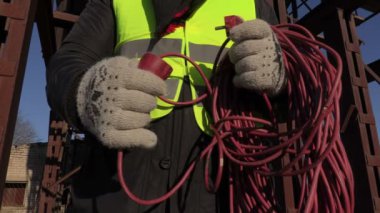 İşçi tankları yakınındaki güç kablosu ile