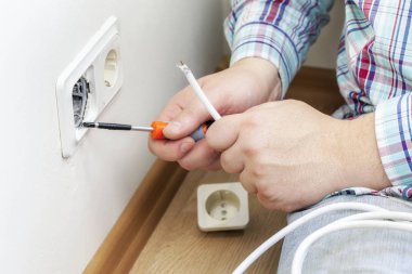 Elektrik prizleri düzeltmeye çalışan adam 