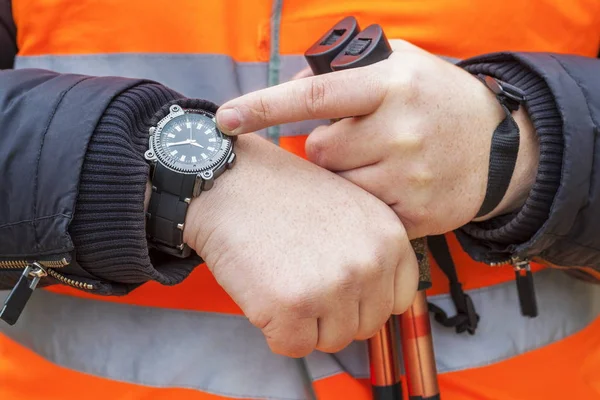 Hiker checking time on watch — Stock Photo, Image