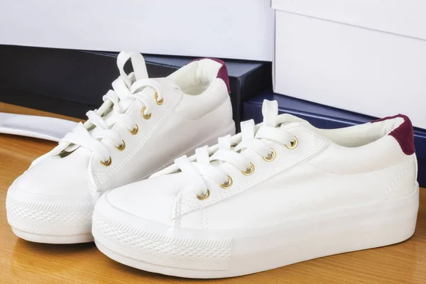 Vita sneakers nära lådor — Stockfoto