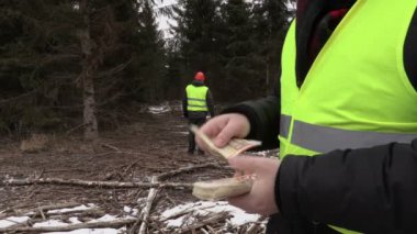 Patron işçi için Euro banknot veren