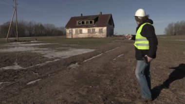 Terk edilmiş evde yakınındaki para sayma inşaat Yüklenici